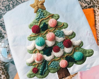 編み物のクリスマスツリーPNG、心地よいかぎ針編みのパッチデザイン、ふわふわの糸のテクスチャのホリデーPNG、手作りのシェニール織りのクリスマスデコレーション、PNGダウンロード