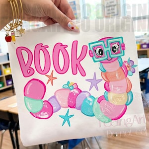 PNG de amante de los libros, gráfico de camiseta de gusano lector, diseño preppy para amantes de los libros, sublimación para bibliotecarios y profesores