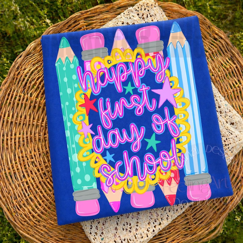 Puede incluir: Un cuadrado de tela azul real con un marco festoneado amarillo central que contiene el texto rosa estilo ne&oacute;n Happy first day of school. El dise&ntilde;o incluye ilustraciones de l&aacute;pices coloridos en turquesa, rosa y azul con estrellas.