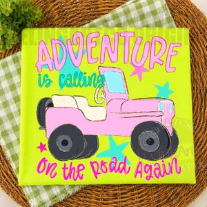 Puede incluir: Impresión en lienzo cuadrada con fondo verde lima. Presenta una ilustración de un jeep rosa y las palabras "ADVENTURE is calling" y "On the Road Again" en rosa y turquesa. Estrellas rosas y turquesas dispersas.