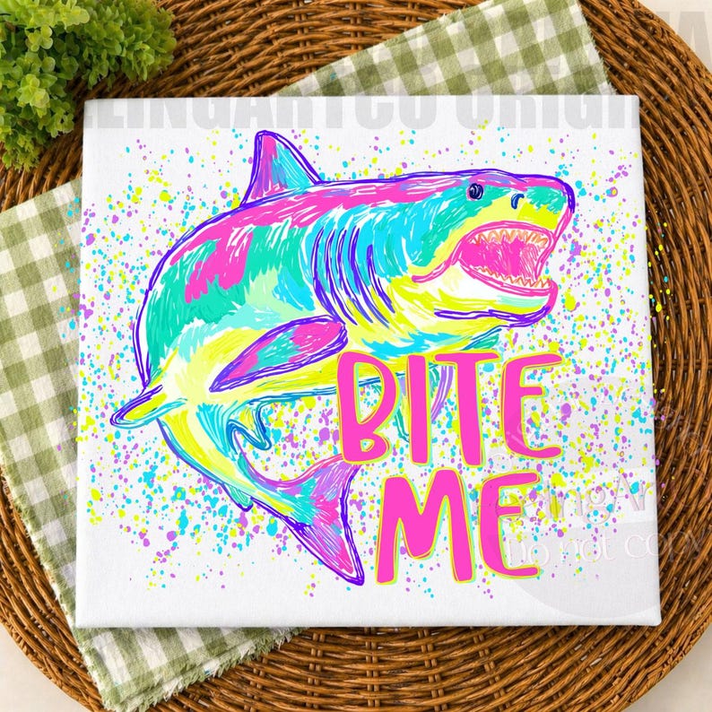 Op de afbeelding: Vierkante canvas print met een kleurrijke haaienillustratie en de tekst "BITE ME". De haai is weergegeven in tinten blauw, groen, geel en roze, tegen een witte achtergrond met kleurrijke spetters.