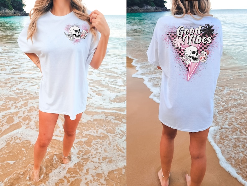 Puede incluir: Camiseta blanca de gran tama&ntilde;o con un gr&aacute;fico de calavera rosa y negro en la parte delantera y un gr&aacute;fico rosa y negro en la parte trasera que dice "Good Vibes" con una calavera y palmeras.