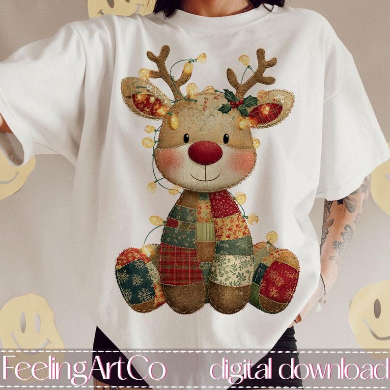 Puede incluir: Camiseta blanca con un dise&ntilde;o de reno navide&ntilde;o. El reno tiene un cuerpo de retazos, una nariz roja y est&aacute; adornado con luces de cadena y acebo. El texto "FeelingArtCo digital download" est&aacute; en la parte inferior.