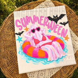 K&ouml;nnte beinhalten: Leinwanddruck mit einem Geist, der eine Herzsonnenbrille und einen Bikini tr&auml;gt und in einem rosa-orangenen Schwimmring entspannt. &Uuml;ber dem Geist steht das Wort "Summerween", mit Fledermaus- und Sternakzenten.
