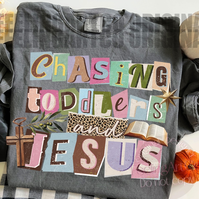 Pu&ograve; includere: T-shirt grigio Comfort Colors con la scritta "Chasing Toddlers and Jesus" in stile collage. Il design include una croce, un libro aperto, una stella e una sezione con stampa leopardata. La maglietta &egrave; taglia XL.