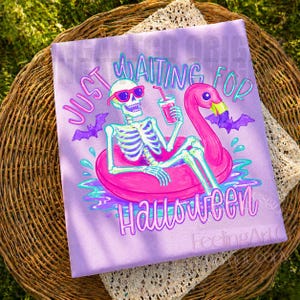 Peut inclure: Une toile violet clair avec un squelette portant des lunettes de soleil et flottant sur un flotteur de flamant rose, tenant une boisson. Le texte dit "Just Waiting For Halloween". Deux chauves-souris violettes sont &eacute;galement pr&eacute;sentes.