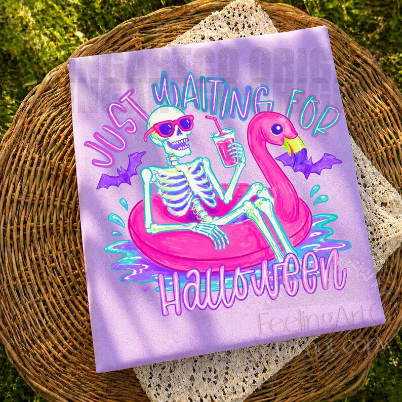 Peut inclure: Une toile violet clair avec un squelette portant des lunettes de soleil et flottant sur un flotteur de flamant rose, tenant une boisson. Le texte dit "Just Waiting For Halloween". Deux chauves-souris violettes sont &eacute;galement pr&eacute;sentes.