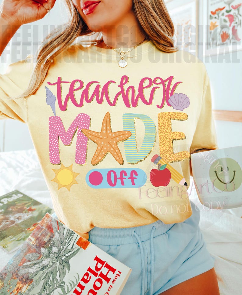Puede incluir: Camiseta amarilla con las palabras "Teacher Made Off" en letras y gr&aacute;ficos coloridos con tem&aacute;tica de playa. El dise&ntilde;o incluye una concha, una estrella de mar, un sol, una manzana y un l&aacute;piz. Una taza blanca con una carita sonriente se sostiene en la mano.