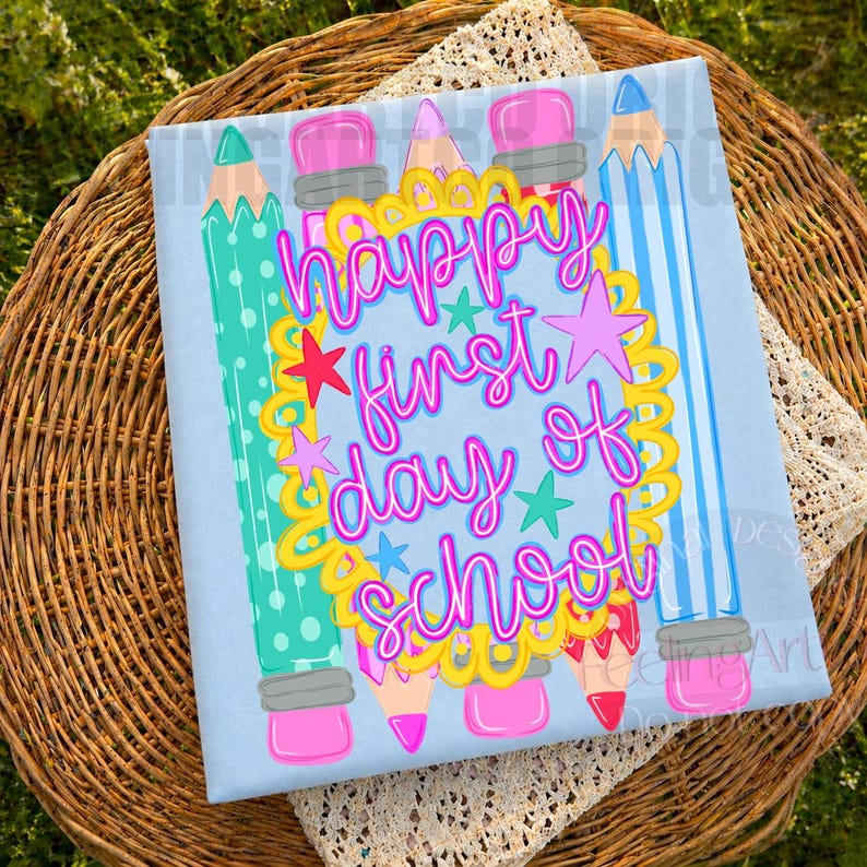 Puede incluir: Un letrero cuadrado de color azul claro con un marco festoneado amarillo central con el texto en rosa Happy first day of school. El dise&ntilde;o incluye ilustraciones de l&aacute;pices coloridos en turquesa, azul y rosa, con peque&ntilde;as estrellas.