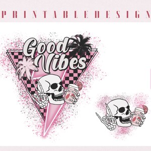 Puede incluir: Dise&ntilde;o gr&aacute;fico rosa y negro con una calavera sosteniendo una copa de c&oacute;ctel. El dise&ntilde;o incluye el texto "Good Vibes" en una fuente retro.