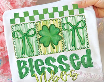Blessed Vibes St Patrick PNG, Preppy St Patricks, Design per maglietta irlandese portafortuna con fiocco di trifoglio verde, Grafica per celebrazioni irlandesi, Coquette Irish Png