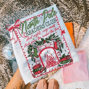 Noordpoollezersclub png, coquette christmas boekenliefhebber vakantie png, gezellig lezen png, kerstsublimatie, kerst boekenachtig ontwerp afbeelding 4
