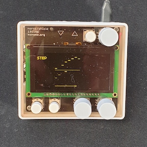 Komplett Monome NORNS Shield Classic - Vitt 3D-printat fodral + rökfärgad topp - Raspberry PI3B ingår