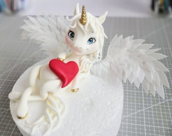 leçon vidéo fondant caketopper licorne douce avec des ailes gaufrées, vidéo de votre décoration de gâteau éducatif avec vos gâteaux