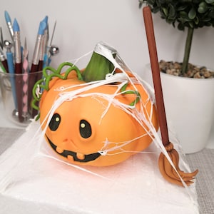 Halloween tutorial fondant caketopper pumpkin in a cobweb and broom , воздушная тыква в паутине и метла из мастики видео урок декор на торт