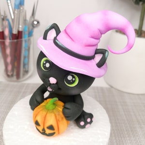 Videohandledning för Halloween-tårtdekoration med svart katt och fondant – steg-för-steg-video