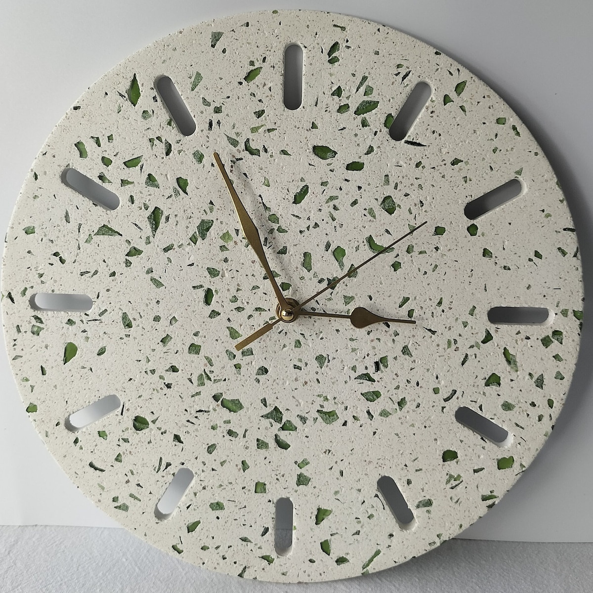 Handmade Wall Clock, Green Crushed Glass in Terrazzo Finish, Unique Wall Decor, Christmas Gift for the Home, Silent Mechanism - Etsy