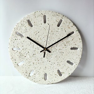 Orologio da parete contemporaneo strutturato bianco, design moderno in cemento, decorazione murale unica, finitura terrazzo, meccanismo silenzioso, regalo di Natale per la casa