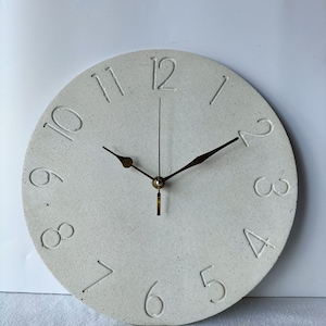 Reloj de pared de hormigón blanco texturizado: decoración minimalista moderna para el hogar