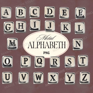 Puede incluir: Un conjunto de baldosas de letras del alfabeto de metal plateado dispuestas sobre un fondo granate. Cada baldosa muestra una letra mayúscula de la A a la Z. La imagen incluye el texto "Metal ALPHABETH PNG".