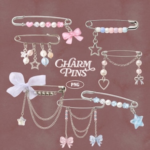 Może przedstawiać: Kolekcja przypinek z zawieszkami o różnych wzorach. Przypinki mają srebrne podstawy agrafek ozdobione koralikami, kokardkami, gwiazdkami i zwisającymi łańcuszkami. Paleta kolorów obejmuje różowe, białe i niebieskie akcenty, z tekstem "Charm Pins".