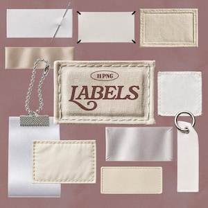Op de afbeelding: Een verzameling van elf blanco en getextureerde stoffen labels in verschillende vormen en maten, waaronder rechthoekige en vierkante opties. Sommige labels zijn voorzien van metalen kogelkettingen, ringen of stiksels, met de tekst 11 PNG LABELS op een centraal label.