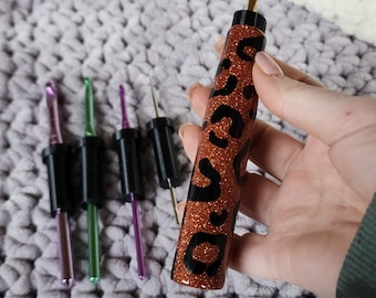 LEOPARD - The CrogoHandle, an Ergonomic Crochet Handle | Interchangeable crochet hook | Multiple size crochet hook grip | Crochet Hook |