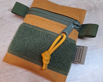 Mini marsupio in nylon dorato: cerniera e passante YKK verde oliva