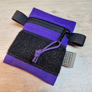 Mini astuccio con cerniera viola con pannello con cerniera e passante neri e fodera verde luminoso