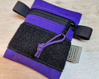 Mini astuccio con cerniera viola: cerniera nera, pannello ad anello, fodera verde luminoso