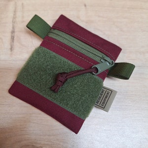 Bolsa Mini EDC Borgonha com Alça Verde Oliva e Zíper YKK