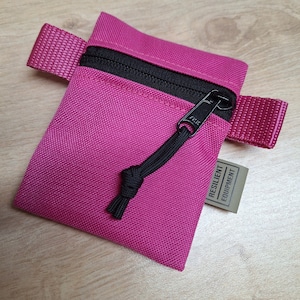 Roze minizakje met rits, zwarte YKK-rits en roze bandjes