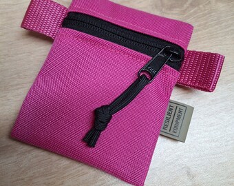 Mini pochette rosa con cerniera: cerniera YKK nera, linguette in fettuccia di nylon.