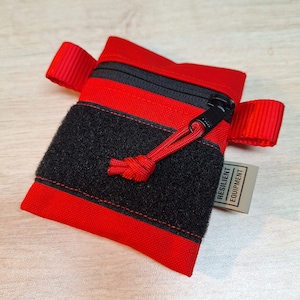 Minibolsa roja con cremallera y panel de lazo negro