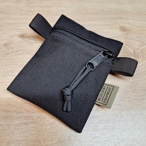 Mini marsupio nero per tutti i giorni con cerniera YKK nera e fodera verde luminoso