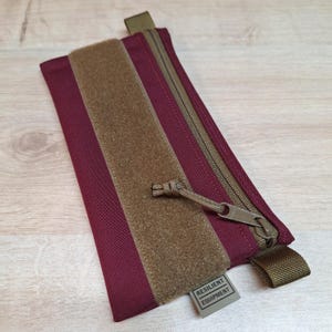 Pochette bordeaux pour carte d'identité avec fermeture éclair marron coyote et empiècement passant