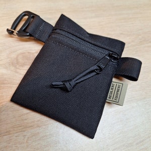 Schwarzer Mini EDC Zip Beutel mit schwarzem YKK Reißverschluss und Gated Clip