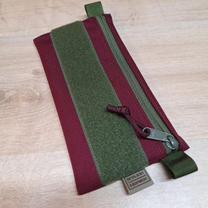 Pochette bordeaux pour carte d'identité avec fermeture éclair et empiècement passant vert olive