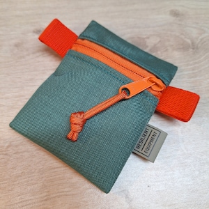 Minibolso con cremallera verde bronce y cremallera YKK naranja