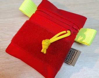 Mini astuccio rosso con cerniera, passante rosso e linguette in fettuccia gialla luminosa
