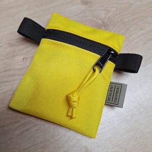 Gelbe Mini Zip Tasche mit schwarzem YKK Reißverschluss
