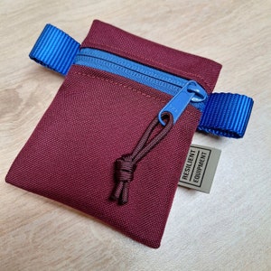 Minibolso burdeos con cremallera YKK azul