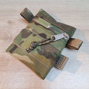 Multi Terrain Pattern Camouflage Mini Zip Beutel mit Multicam Loop und orangem Innenfutter.