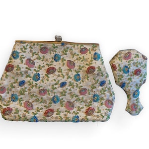 Bolsa vintage francesa de satén crudo bordada con perlas y espejo a juego. 1930