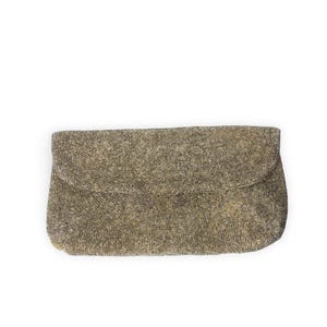 Peut inclure: Une pochette vintage perlée dans une palette de couleurs neutres. Le sac rectangulaire est doté d'une fermeture à rabat et est recouvert de petites perles scintillantes. Le design est simple et élégant, adapté aux occasions formelles.
