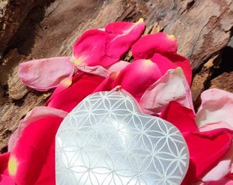 Fleurs de vie gravées/ coeur de sélénite 6 a 7 cm /cercle de rechargement selenite / Idée cadeau pour minéraux Fleurs de vie