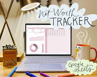 Op de afbeelding: Een laptopcomputer die een Google Sheets-spreadsheet toont met de titel "Net Worth Tracker" met een lijngrafiek en een cirkeldiagram. De spreadsheet is open op een bureau met een mok, een plant en pennen.