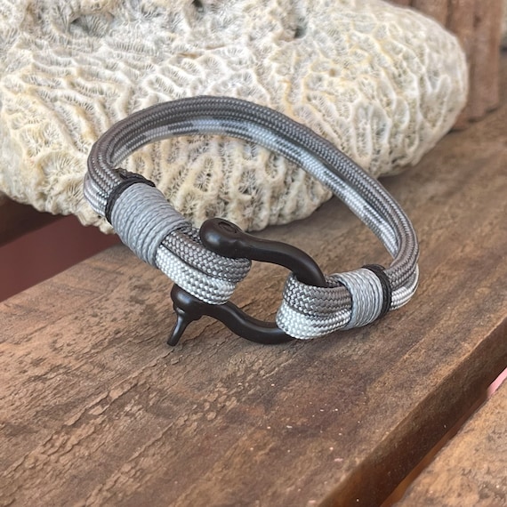 Paracord Bracelet With Silver Tone Shackle Clasp 