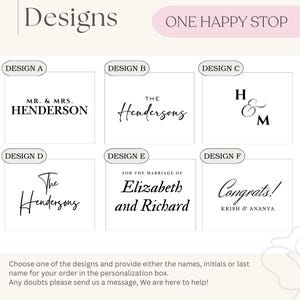 Pu&ograve; includere: Immagine con sei opzioni di design per articoli personalizzati. I design includono nomi, iniziali e frasi come "Congratulazioni!" e "Per il matrimonio di Elizabeth e Richard". &Egrave; visibile anche il testo "Designs" e "ONE HAPPY STOP".