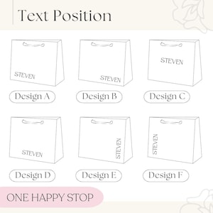 Puede incluir: Un diagrama que muestra seis bolsas de regalo blancas con diferentes opciones de colocaci&oacute;n de texto. Cada bolsa tiene el nombre "STEVEN" impreso en varias posiciones. El texto "Text Position" est&aacute; en la parte superior y "ONE HAPPY STOP" en la parte inferior.